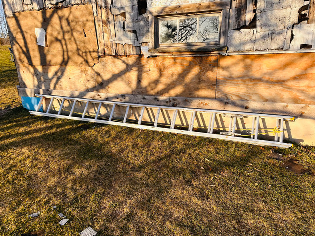 32’ Featherlite aluminum ladder  in Ladders & Scaffolding in Annapolis Valley