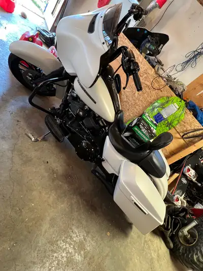 Looking at selling my 2018 street glide special. Matt white has around 13,000 km on it has a new bat...
