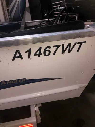 This pre-owned Lowe A1467 WT fishing boat is a reliable 14-foot aluminum vessel perfect for your nex...