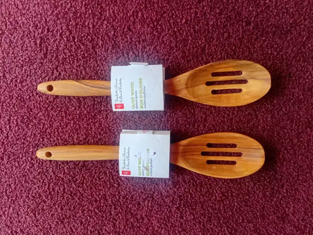 Olive Wood Salad Spoons in Kitchen & Dining Wares in Ottawa - Image 2