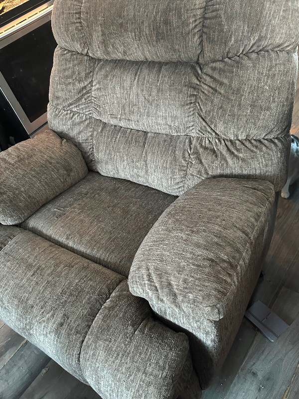 Brown recliner (Cat and dog family) in Chairs & Recliners in Thunder Bay - Image 2