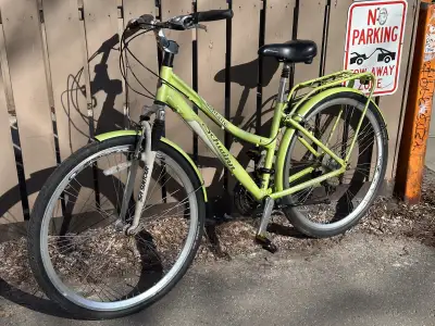 Schwinn Solitaire 700c hybrid city bike, View more