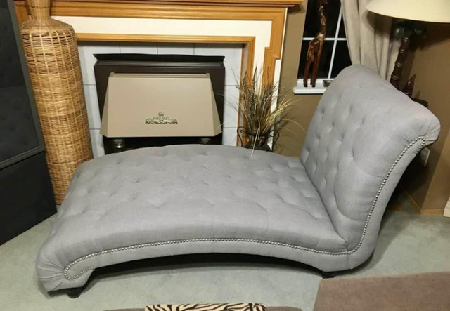 Beautiful tufted chaise lounge in Chairs & Recliners in Mission - Image 3