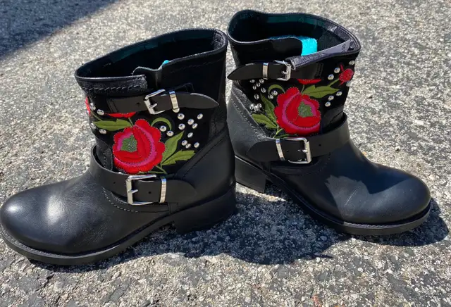 Punk Women’s Black leather boots with roses and studs in Women's - Shoes in City of Toronto - Image 2