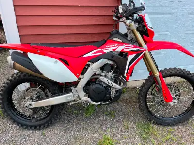 Selling my 2020 honda crf 450 L street and trail 1 owner 4600 km New rear tire 260$ New gold chain 2...