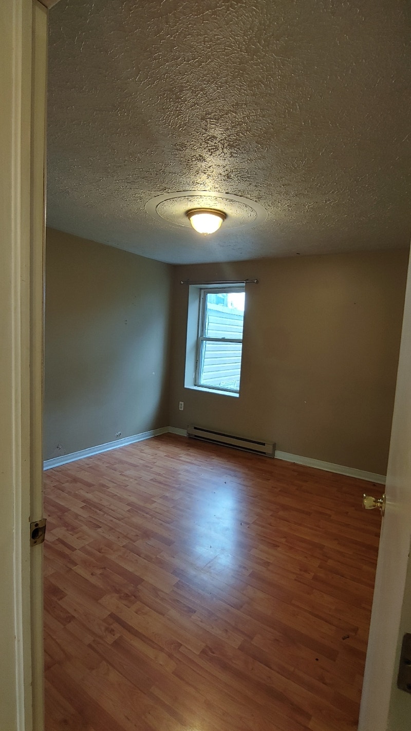 2 Bedroom, 1 Bath, 2nd Floor Apartment 600sqft Long Term Rentals
