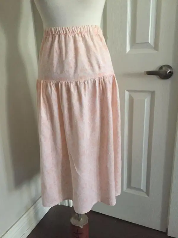 Woman Pink drop waist skirt high waisted floral print skirt Sz S in Women's - Bottoms in City of Toronto - Image 2