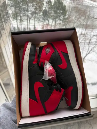 Air Jordan 1 Retro - Bred (GS) 5Y, View more