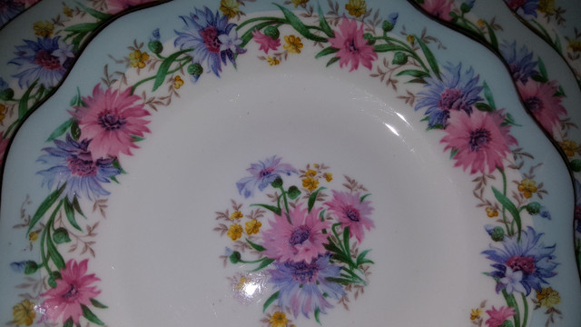 BEAUTIFUL FOLEY CHINA SET VINTAGE DISHES FOR 6 - DINNER, CUPS in Kitchen & Dining Wares in Barrie - Image 3