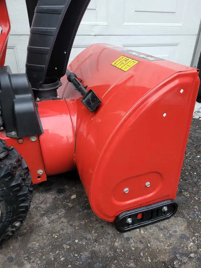 Yard Machines 30" snowblower in Snowblowers in Kitchener / Waterloo - Image 6