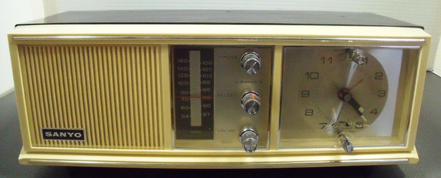 SANYO TRANSISTOR RADIO MODEL 9F-424 (1970'S) in Arts & Collectibles in Lethbridge