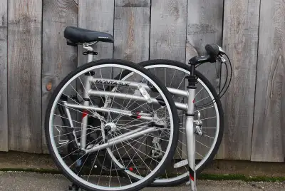 Montague CrossTown (https://www.montaguebikes.com/product/crosstown/) roues 700 cc / 29 pouces poids...