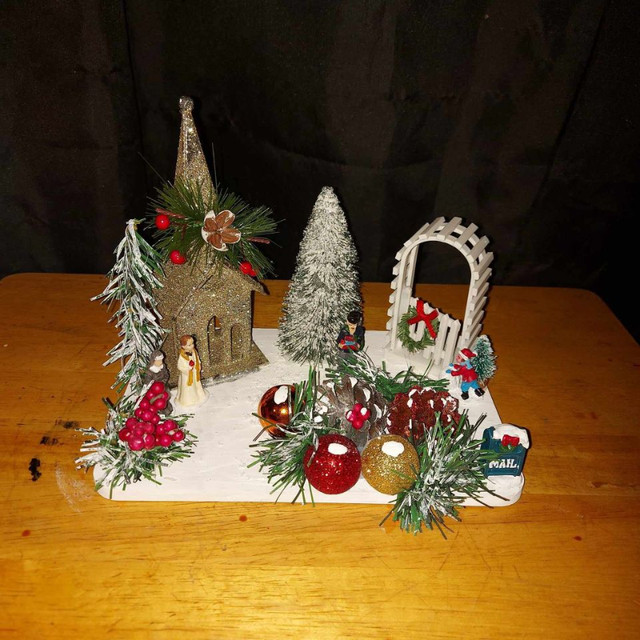 Christmas Center Piece - No Lights - $15.00 in Home Décor & Accents in Belleville - Image 2