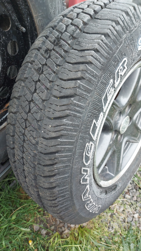 1 Pneu ete avec mag jeep liberty dans Pneus et jantes  à Laurentides