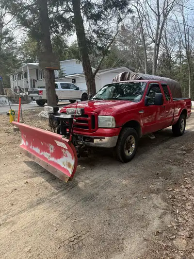 5.4 L automatic. PS, PB, PW, PL, PM., cruise, air. Newer, southern 6.75 box but damage to the rear p...