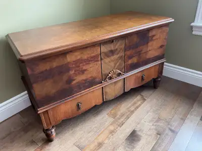 Vintage Lane cedar chest/blanket box, circa 1938, style no. 449514. Made in Canada by Knechtel in Ha...