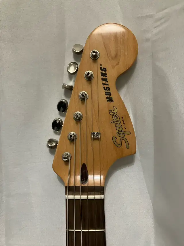 SQUIER - Classic Vibe 60s Mustang and Rouge Valley guitar case ...