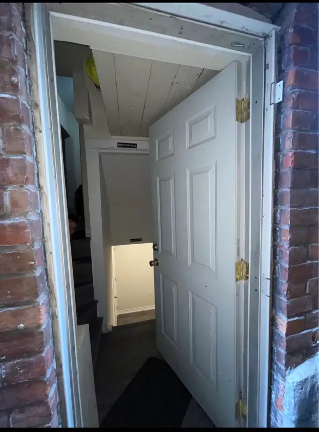 Private Basement Lower Level 1 Bed Room Den Apartment -High Park in Short Term Rentals in City of Toronto - Image 3