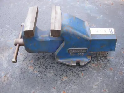RECORD #100 -4" bench mounted vintage shop vise. In excellent condition,jaws faces like new-no gouge...