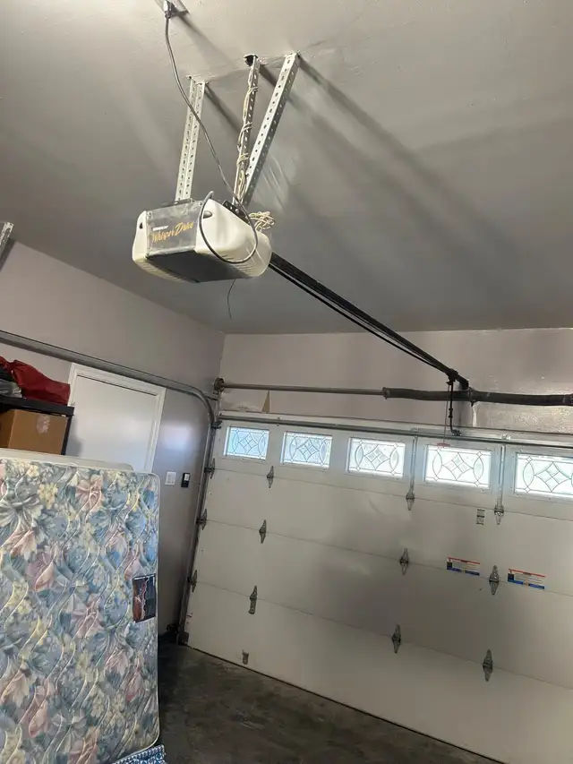 Great condition white garage door 15’x7’ with silent motor in Garage Doors & Openers in City of Montréal - Image 6