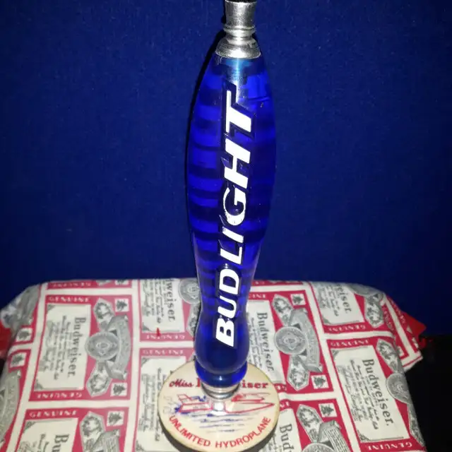 BUD LIGHT CLEAR BLUE TAP HANDLE ITEM BT34 UNIQUE in Arts & Collectibles in Calgary - Image 2