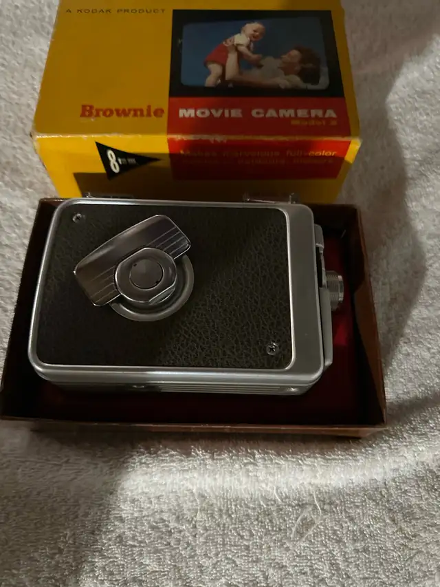 Kodak Brownie 8mm Movie Camera Model 2  in Cameras & Camcorders in Ottawa - Image 3