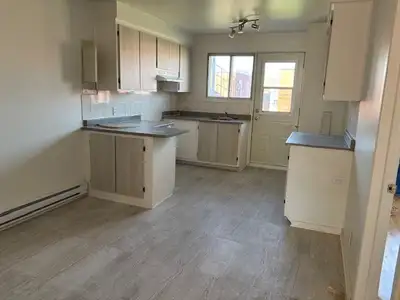 Grand 4 1/2 renové à louer