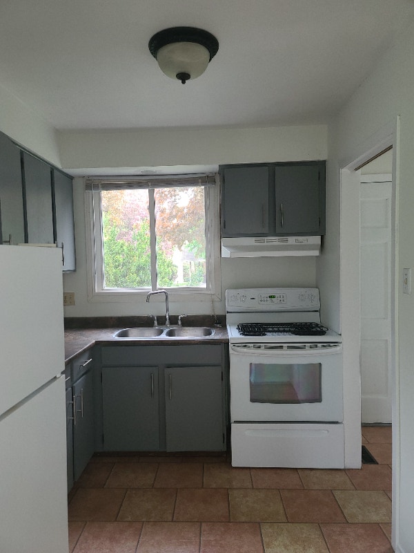 Location! Location! 3bedroom house for rent / UWO area Long Term