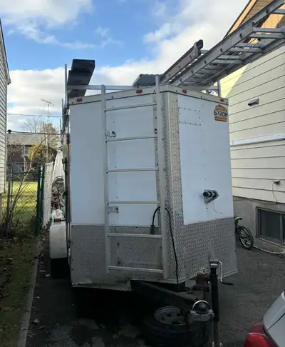 Trailer 2018 de marque Gator 6x12 pieds. V nose à double essieux avec rack à échelles. Contactez nou...