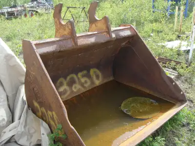 Excavator Quick Attach Clean-up bucket -From a Cat 325 size machine -Reasonable Condition -Quick Att...