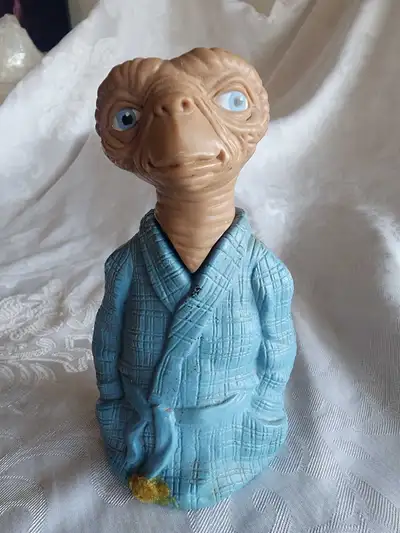 1983 E.T. Avon bubble bath figure. $15.00 CDN + shipping. Text: 519 502 2878.