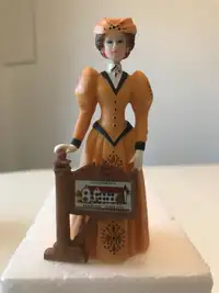 Mini figurine en porcelaine de collection Mme Albee