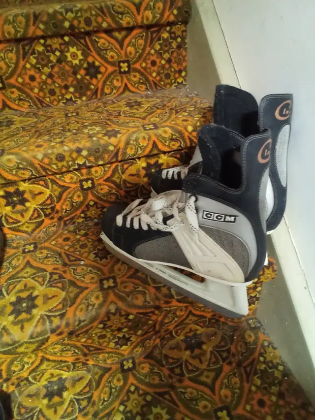 Hockey skates mens size 5,6,7,8,9,10 in Hockey in Sarnia - Image 7