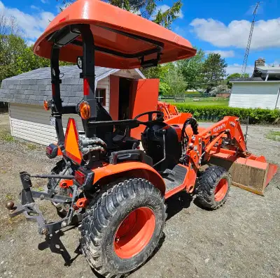 Tracteur Kubota 26 forces 2021 B2601 323 heures Vendu avec souffleur, becher, pepine, gratte à neige...