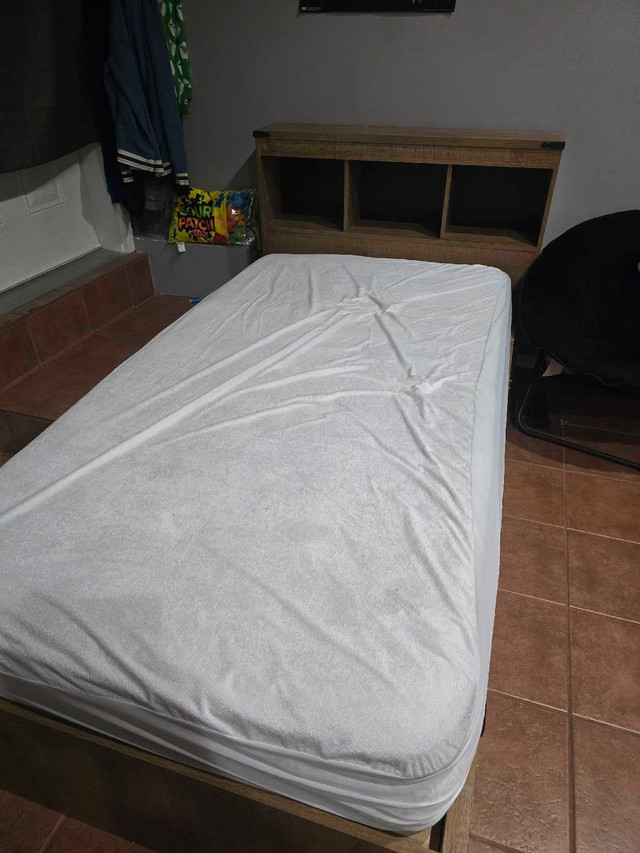 twin bed  in Beds & Mattresses in Kelowna - Image 2