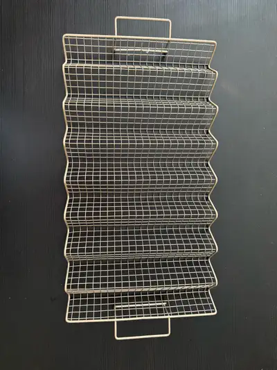 Cool gold wavy cooling rack. Has handles on each side. Great for baking bread or cooling other stuff...