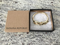 Banana Republic Thick Gold Bow Bracelet with Box