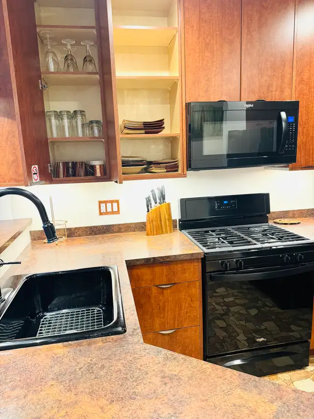 2Brm Furnished w/Utilities Private Courtyard  in Long Term Rentals in Kelowna - Image 4
