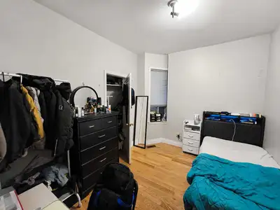 35 Oxford St, Toronto, ON M5T 1N8 $900/month – All Utilities Included Available June 20, 2026 Month-...