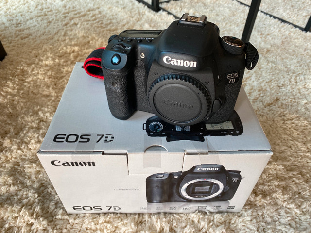 Canon EOS 7d with EF-S 17-55mm f/2.8 IS USM Lens in Cameras & Camcorders in Whitehorse