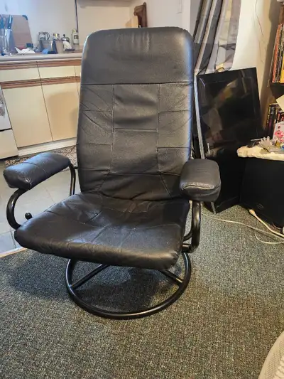 Recliner locks in place. No rips or tears. I dont have room. Otherwise id keep it.