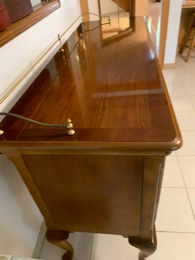 Wood buffet  in Hutches & Display Cabinets in Mississauga / Peel Region - Image 3