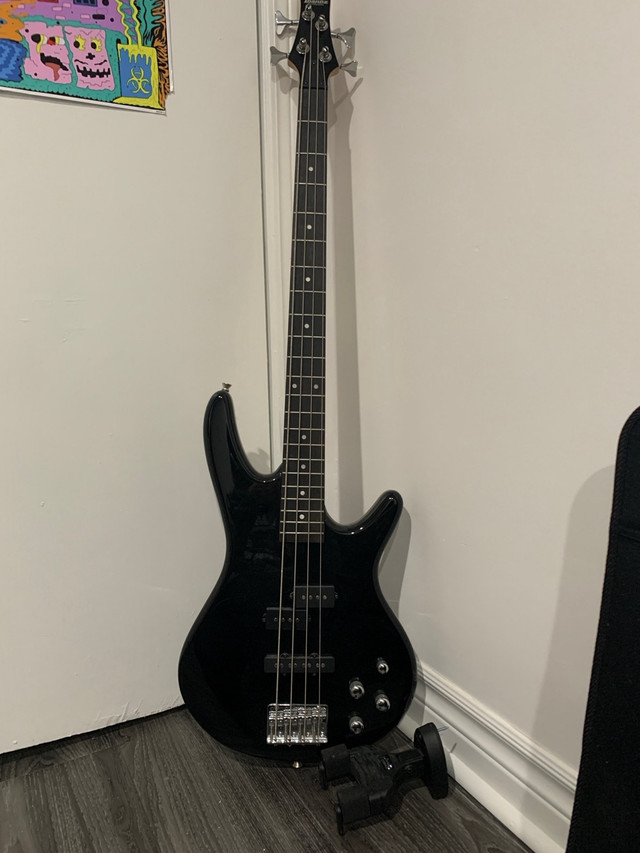 Electric Bass Guitar in Guitars in Oakville / Halton Region