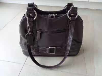 Sac qui se porte en bandoulière ou « à la main » Largeur : 36 cm (14’’) et hauteur : 28 cm (11’’) Co...