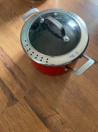 4 quart pot / has a locking cover with steam vents