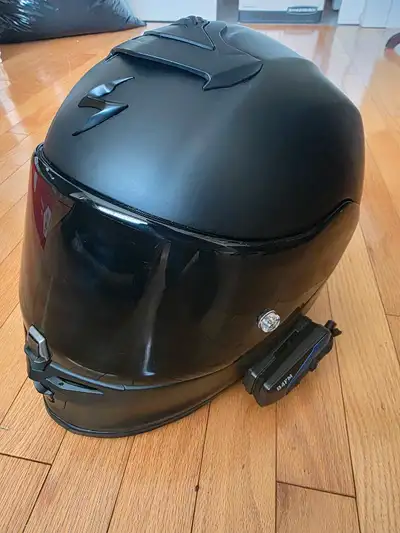 I am selling my used Scorpion Exo R1 helmet, which comes with a B4FM Bluetooth communication system....