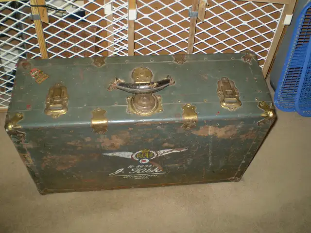 R.C.A.F. TRUNK/SUITCASE .64961227858690120