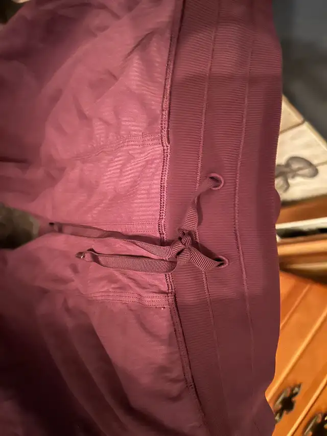 Lululemon Pants Size 10 in Women's - Bottoms in Barrie - Image 4