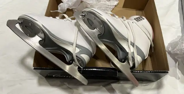 Girls pink size 5 (Ice Skates) in Skates & Blades in Oakville / Halton Region - Image 3