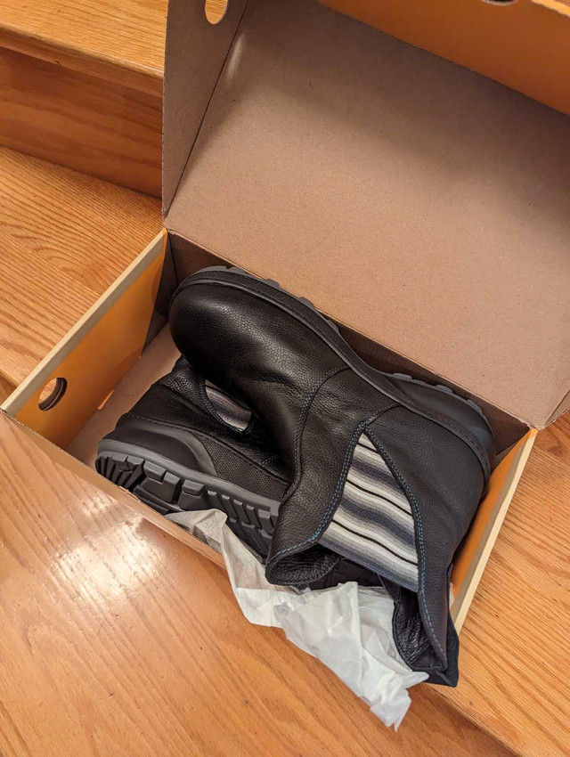 Women's Safety Shoes Boots BRAND NEW Size 9.5 in Women's - Shoes in Mississauga / Peel Region
